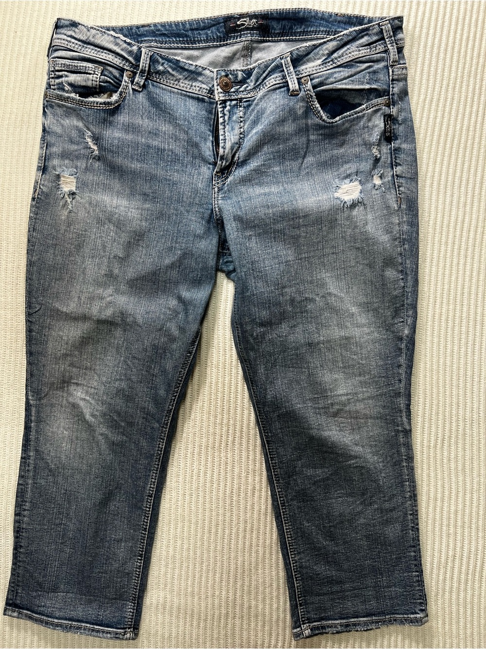 A-007 Silver Jeans Faded Light Blue Cropped Distressed Women's Capri's Size 16